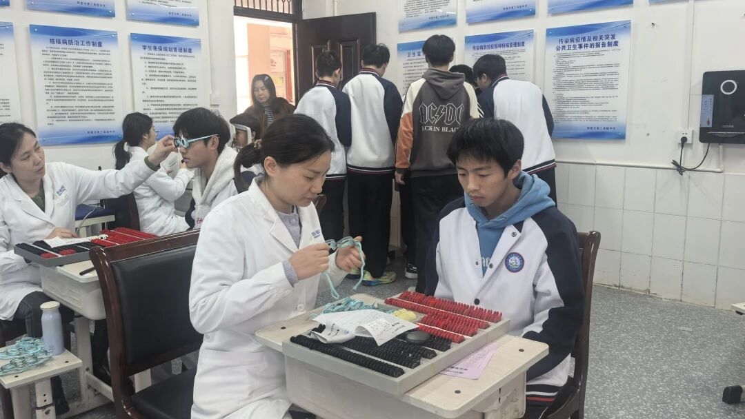 郑州普瑞眼科“关爱青少年 健康光明老区行”在行动