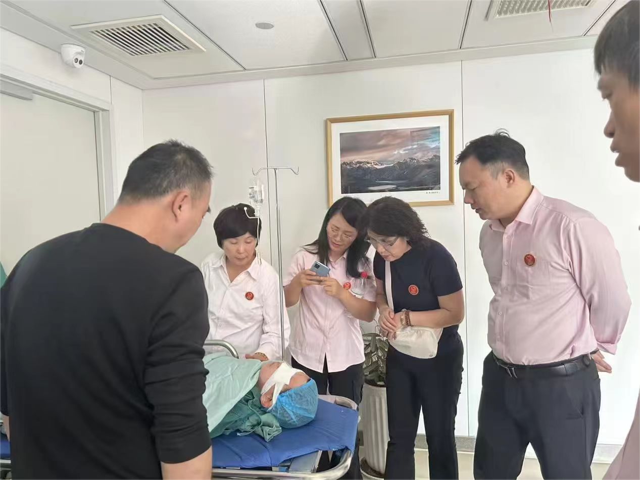 斜弱视专家张超主任为“事实孤儿”小安实施斜视矫正