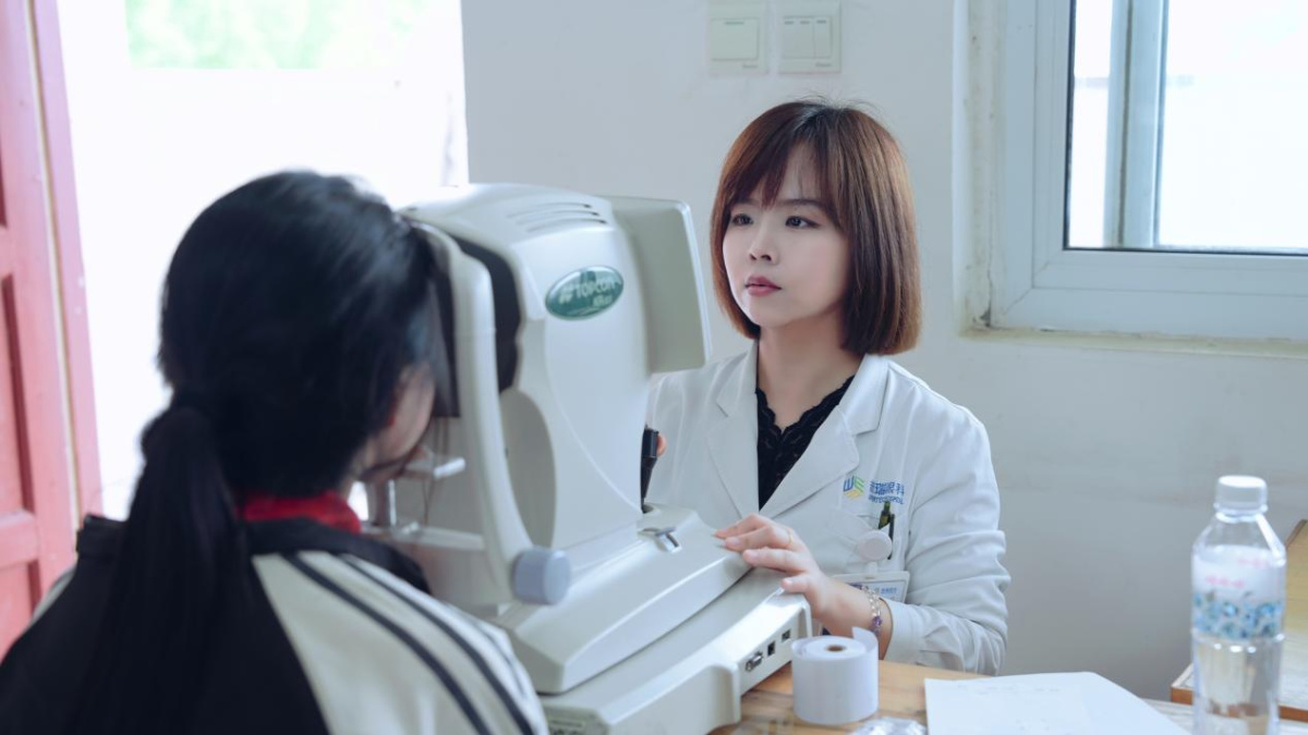 郑州普瑞眼科开展郭家小学健康义诊与童趣助学活动